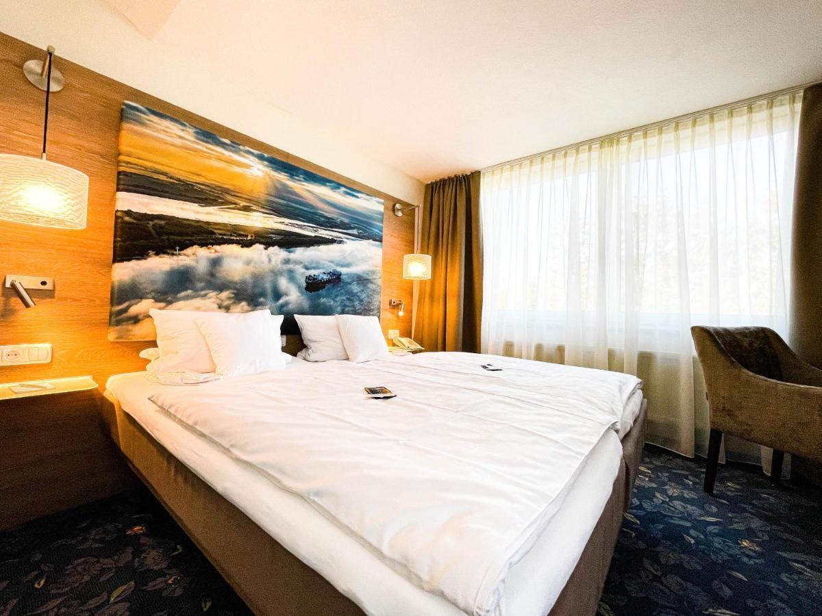 Hotel-Restaurant Vier Linden Щаде Екстериор снимка