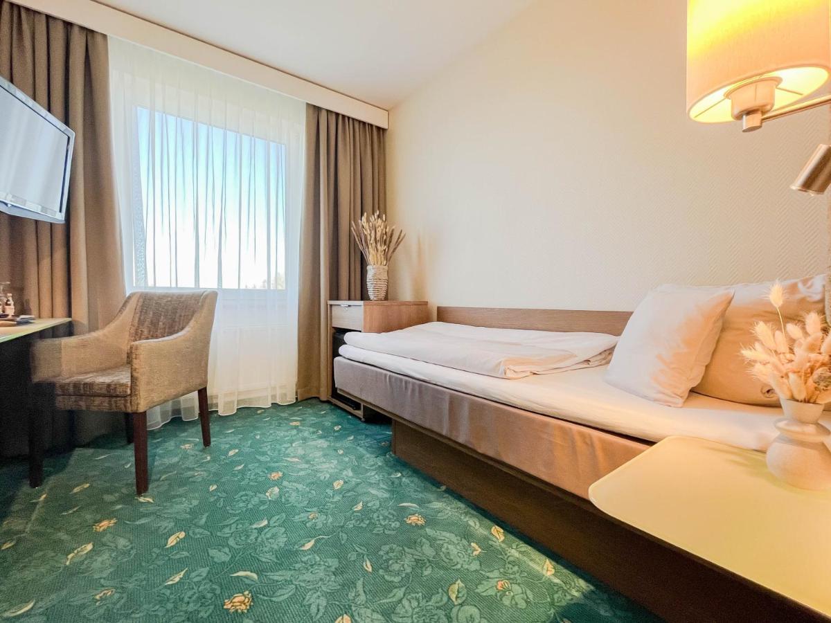 Hotel-Restaurant Vier Linden Щаде Екстериор снимка