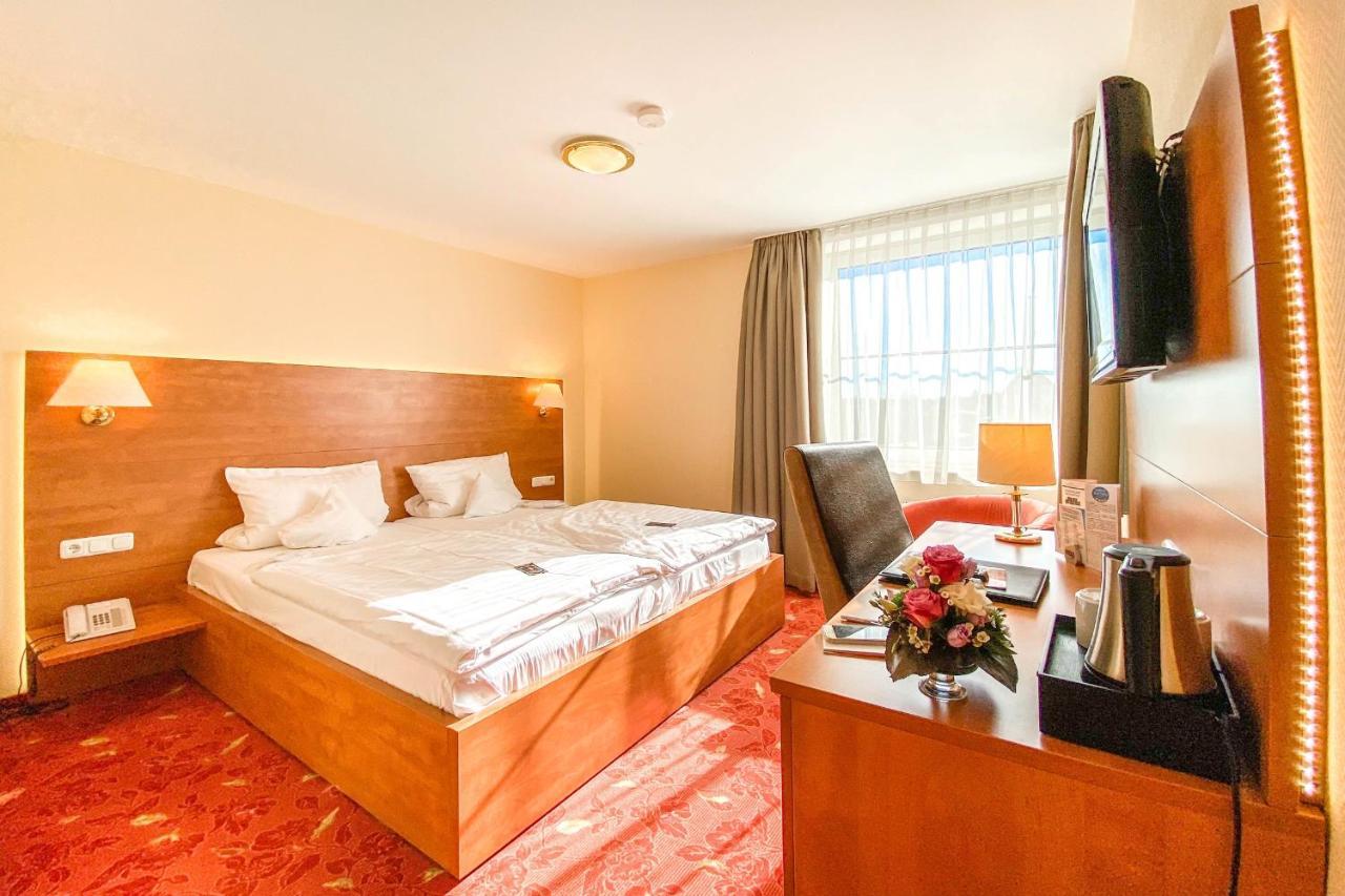 Hotel-Restaurant Vier Linden Щаде Екстериор снимка