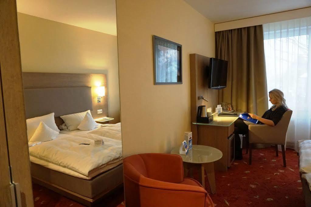 Hotel-Restaurant Vier Linden Щаде Екстериор снимка