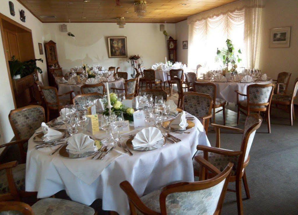 Hotel-Restaurant Vier Linden Щаде Екстериор снимка