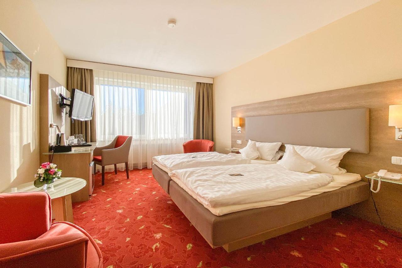 Hotel-Restaurant Vier Linden Щаде Екстериор снимка