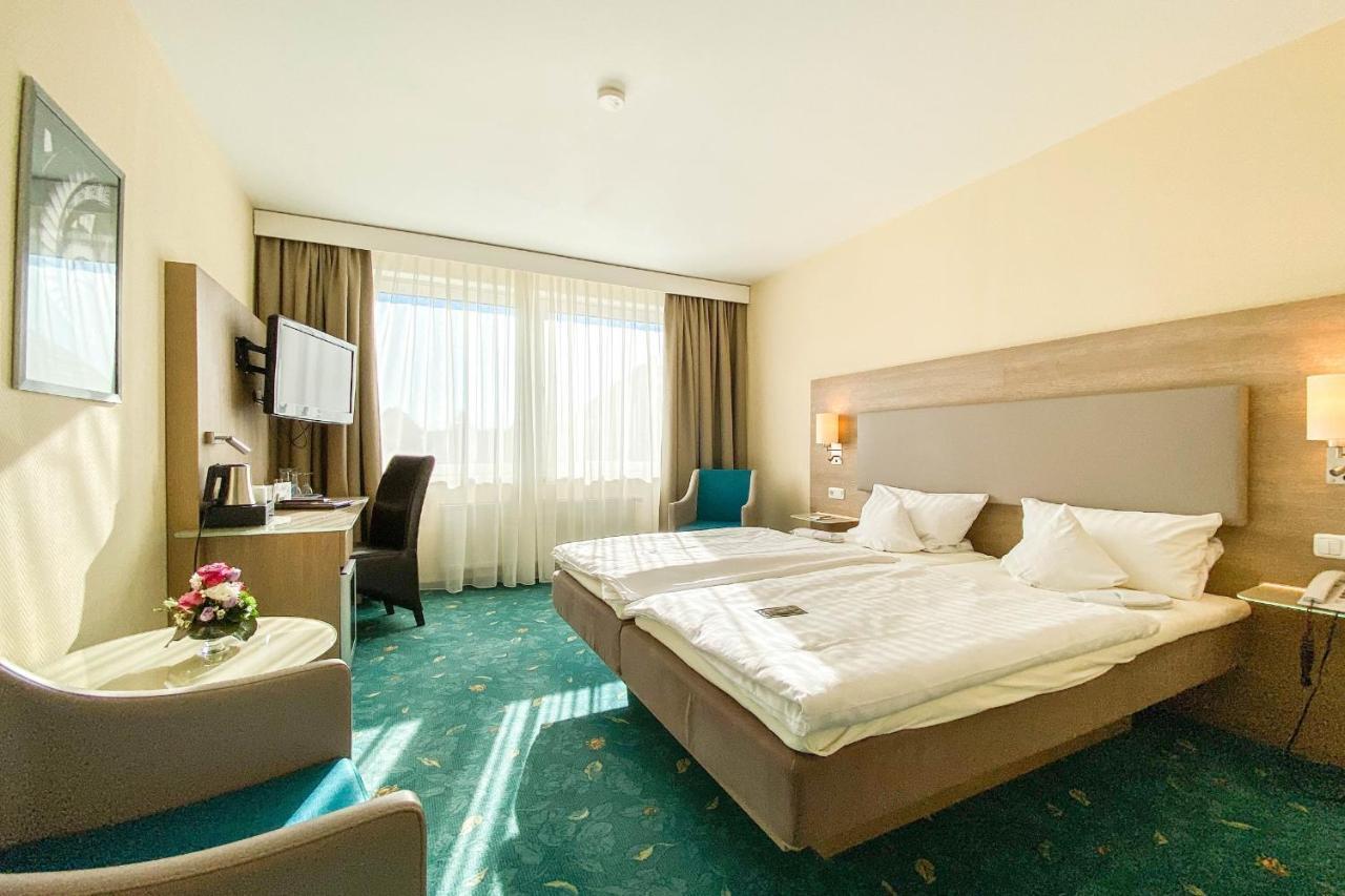 Hotel-Restaurant Vier Linden Щаде Екстериор снимка